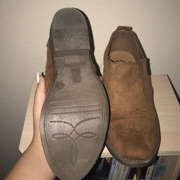 low cut brown boots. - Picture 4 of 5